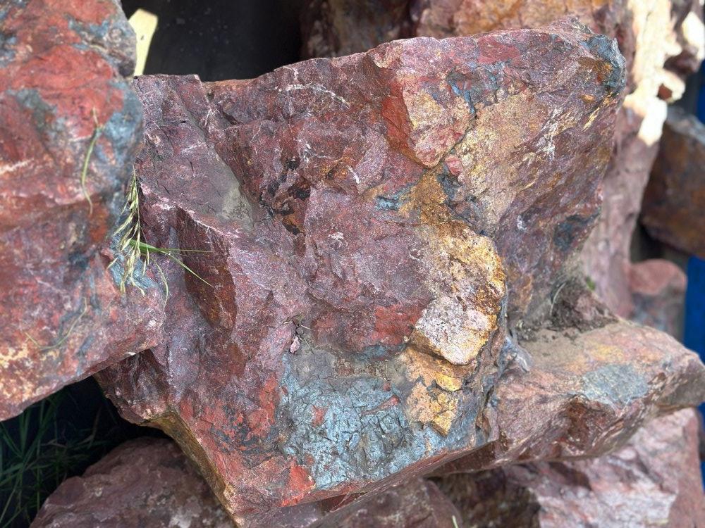 Камни для ландшафтного дизайна красно-фиолетовые 10-60 килограмм купить в Карабаше