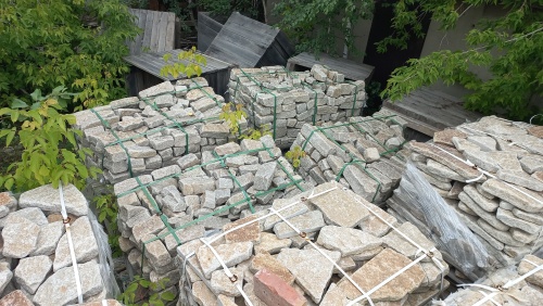 Гранитный плитняк галтованный для мощения купить в Карабаше