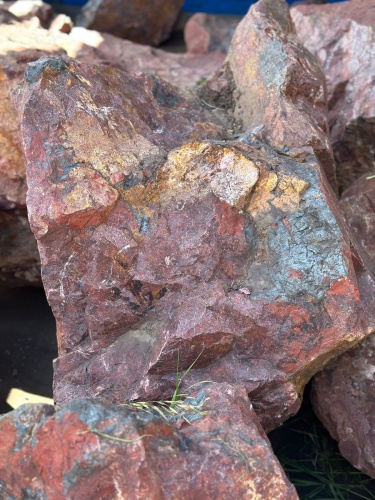 Камни для ландшафтного дизайна красно-фиолетовые 10-60 килограмм купить в Карабаше