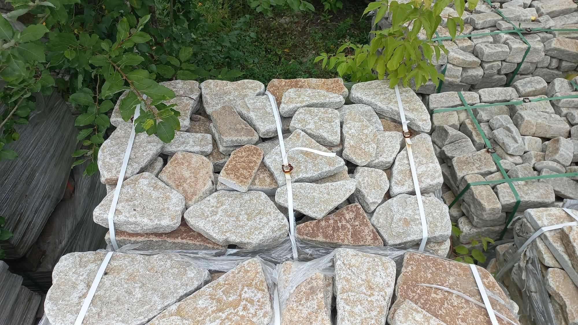 Плитняк галтованный гранитный для ландшафтного дизайна купить в Карабаше