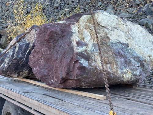 Огромные красно-фиолетовые валуны для ландшафтного дизайна весом более 5 тонн купить в Карабаше