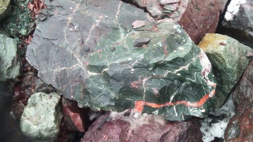 Гигантские зелёные валуны для ландшафтного дизайна весом более 5 тонн купить в Карабаше