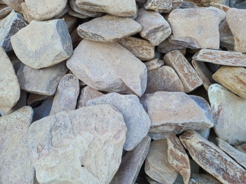 Златолит жёлтый, жёлто-зелёный глыбки и валуны для ланшафтного дизайна купить в Карабаше