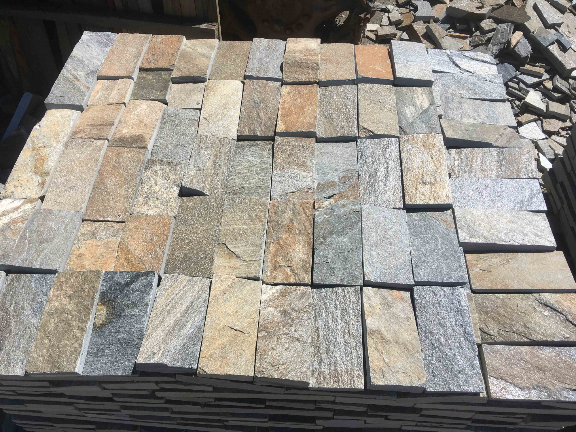 Плитка пилёная златолит Уральский для цоколя, отмостки купить в Карабаше