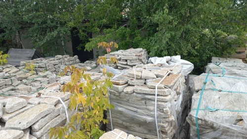 Плитняк галтованный гранитный для ландшафтного дизайна купить в Карабаше