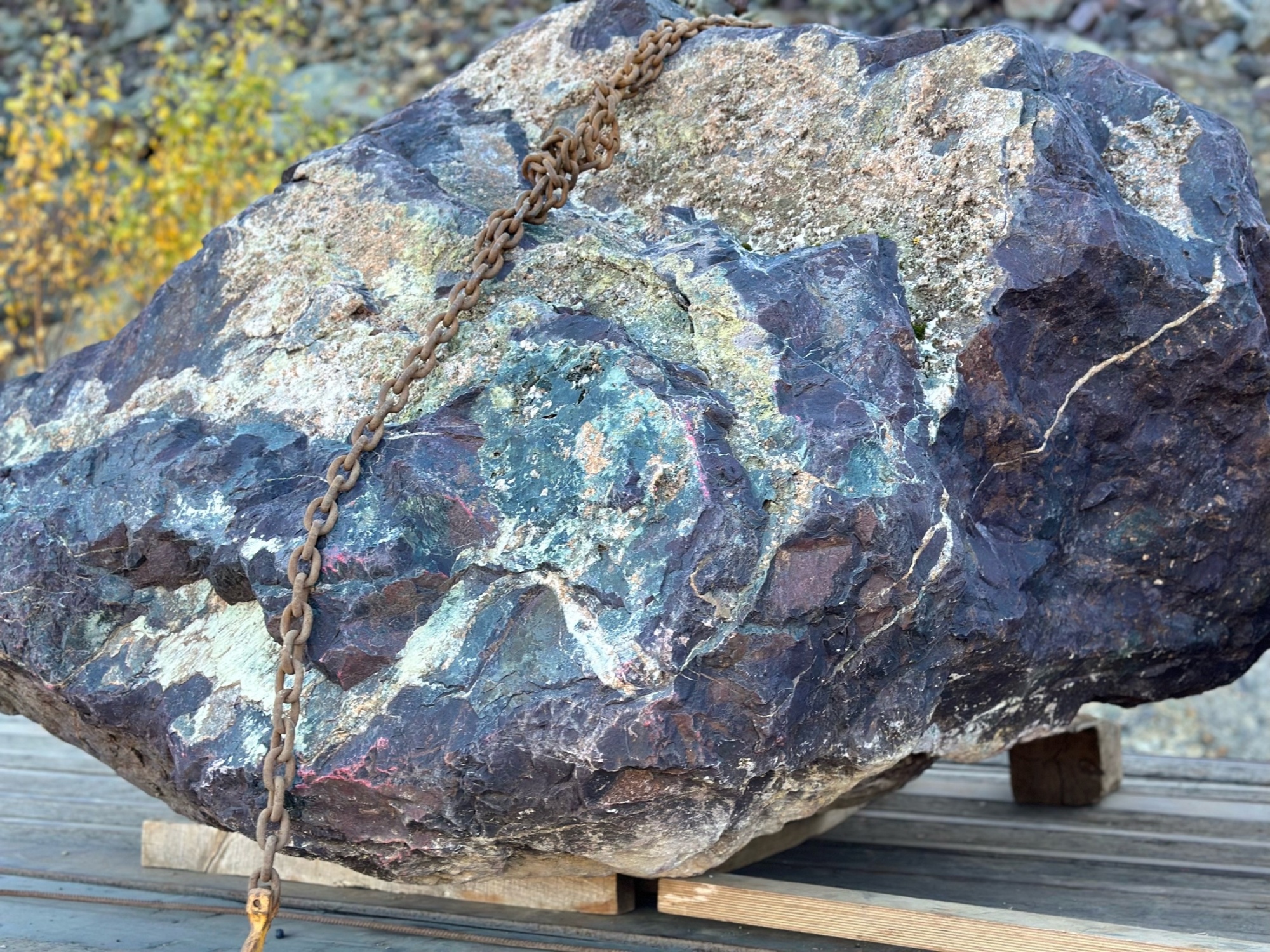 Огромные красно-фиолетовые валуны для ландшафтного дизайна весом более 5 тонн купить в Карабаше