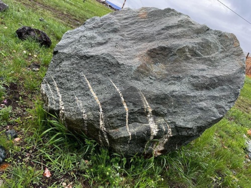 Гигантские зелёные валуны для ландшафтного дизайна весом более 5 тонн купить в Карабаше