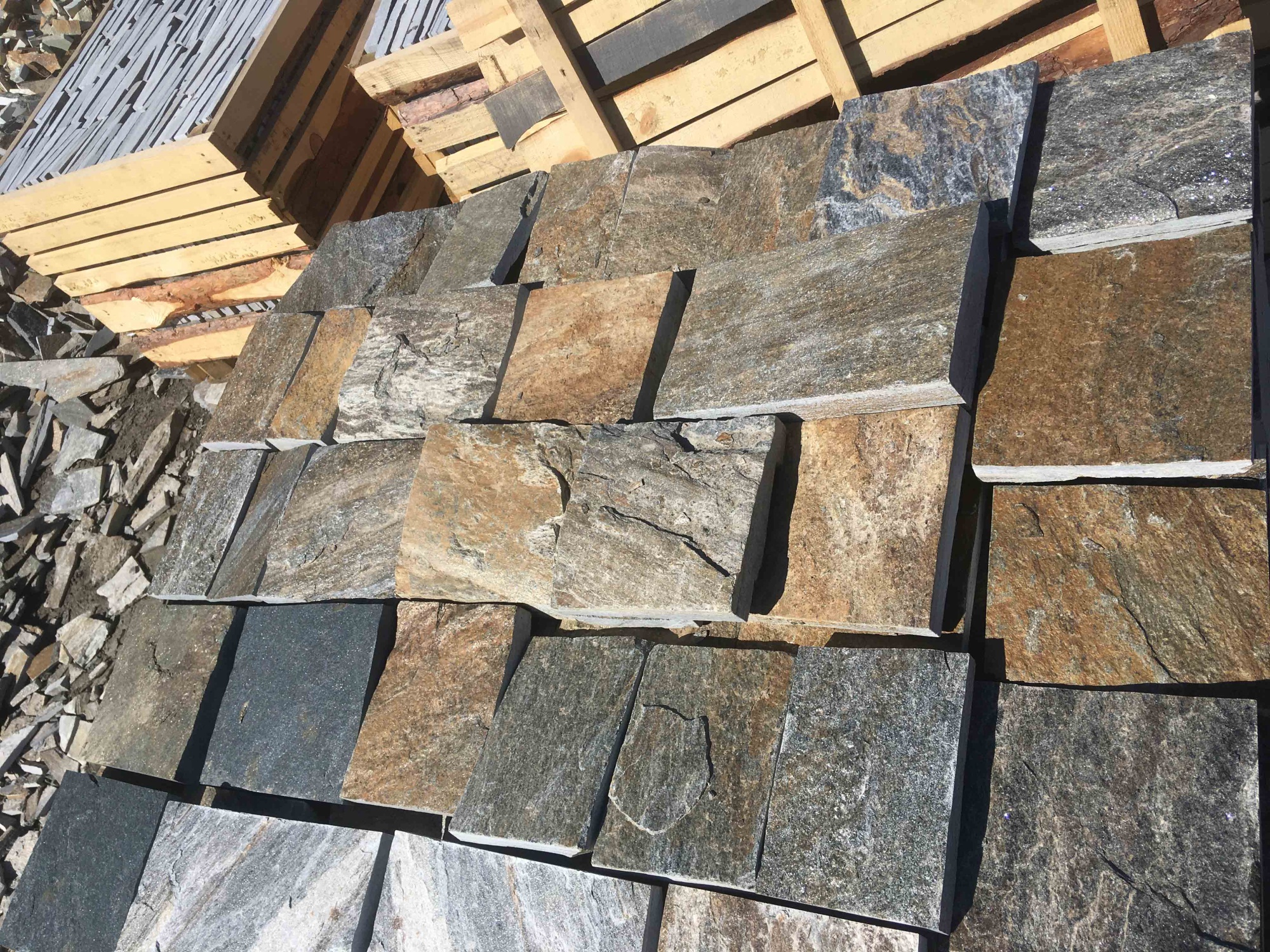 Плитка пилёная златолит Уральский для цоколя, отмостки купить в Карабаше