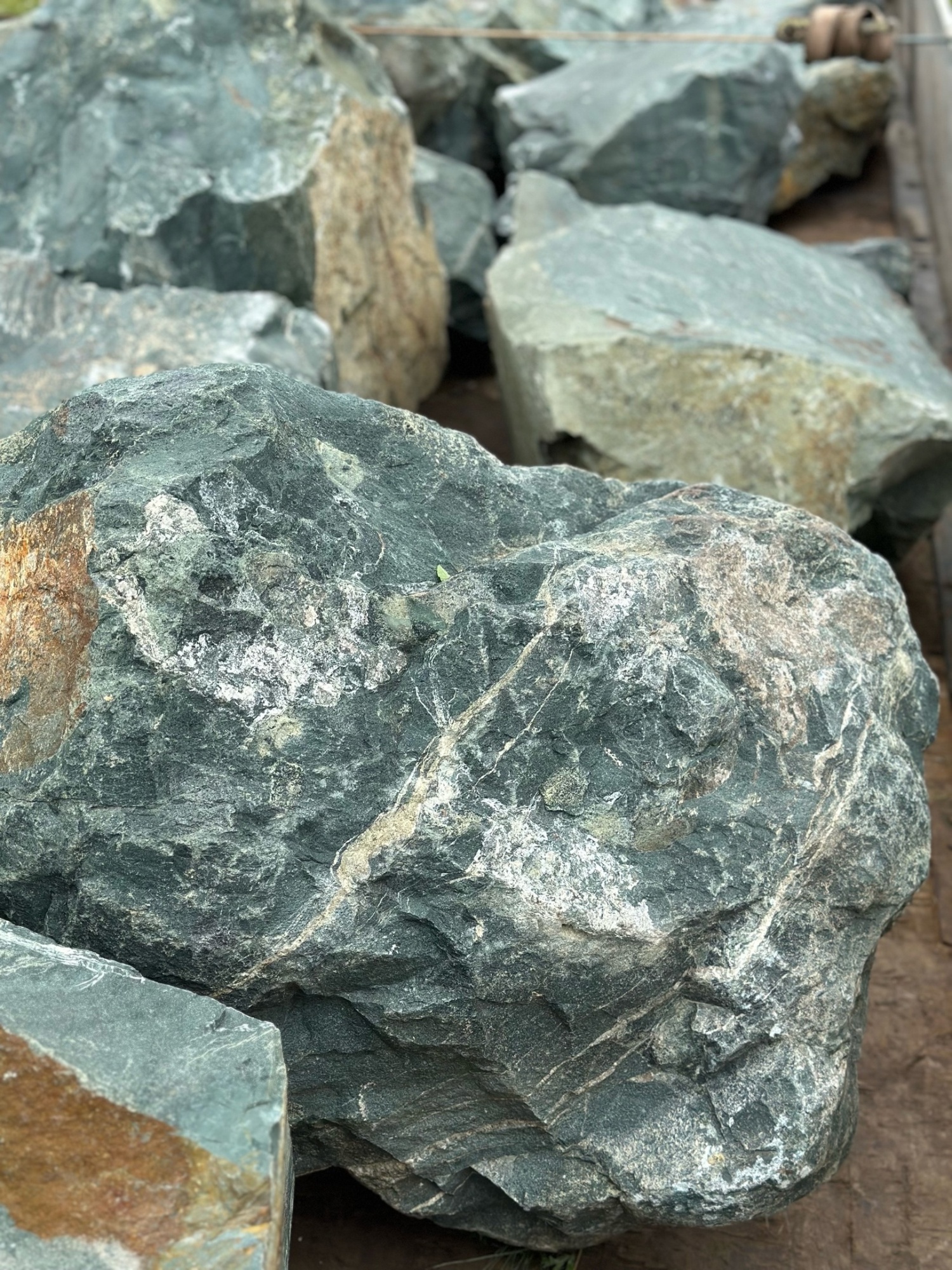 Камни для ландшафтного дизайна зелёные 10-60 килограмм купить в Карабаше