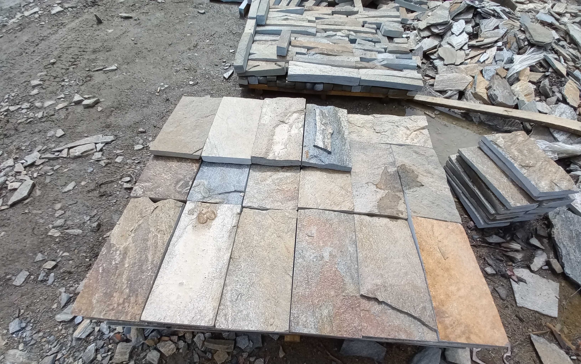 Плитка пилёная златолит Уральский для цоколя, отмостки купить в Карабаше