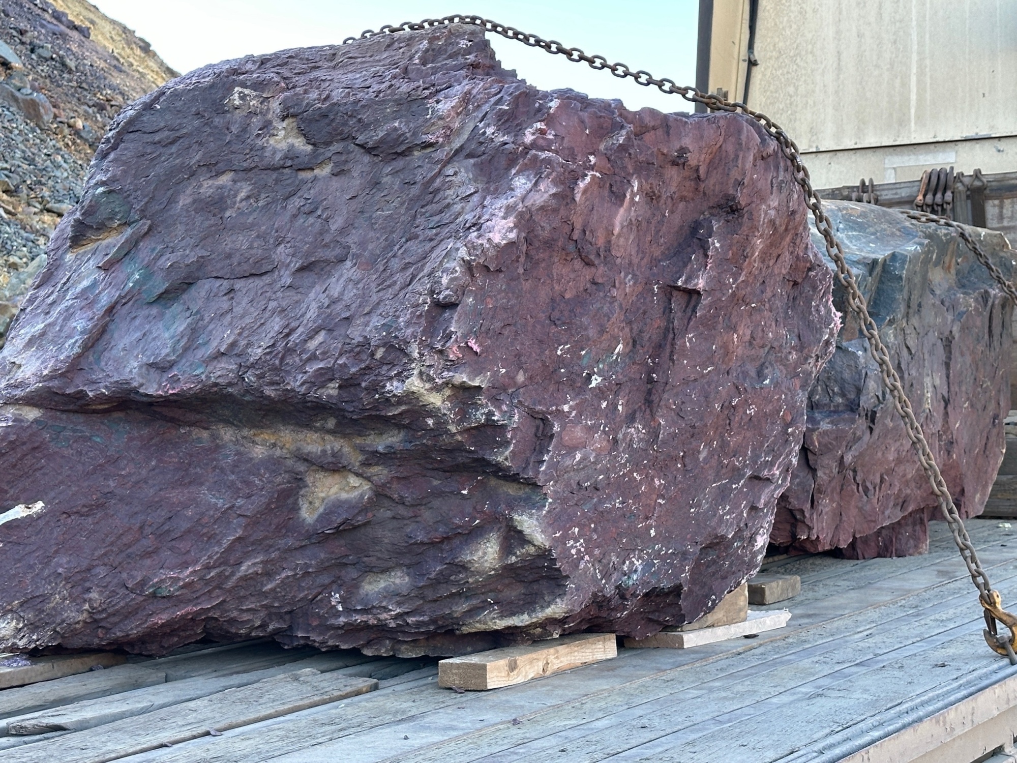 Огромные красно-фиолетовые валуны для ландшафтного дизайна весом более 5 тонн купить в Карабаше