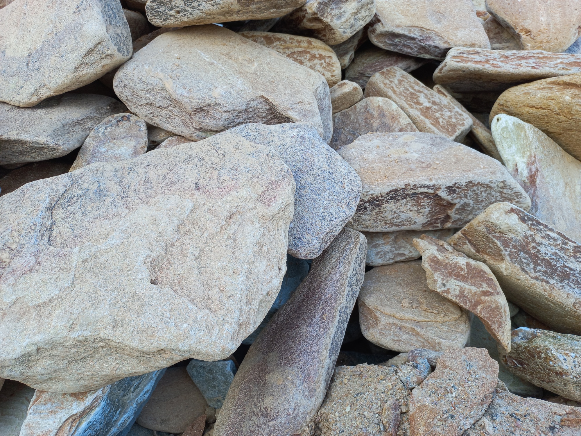 Златолит жёлтый, жёлто-зелёный глыбки и валуны для ланшафтного дизайна купить в Карабаше