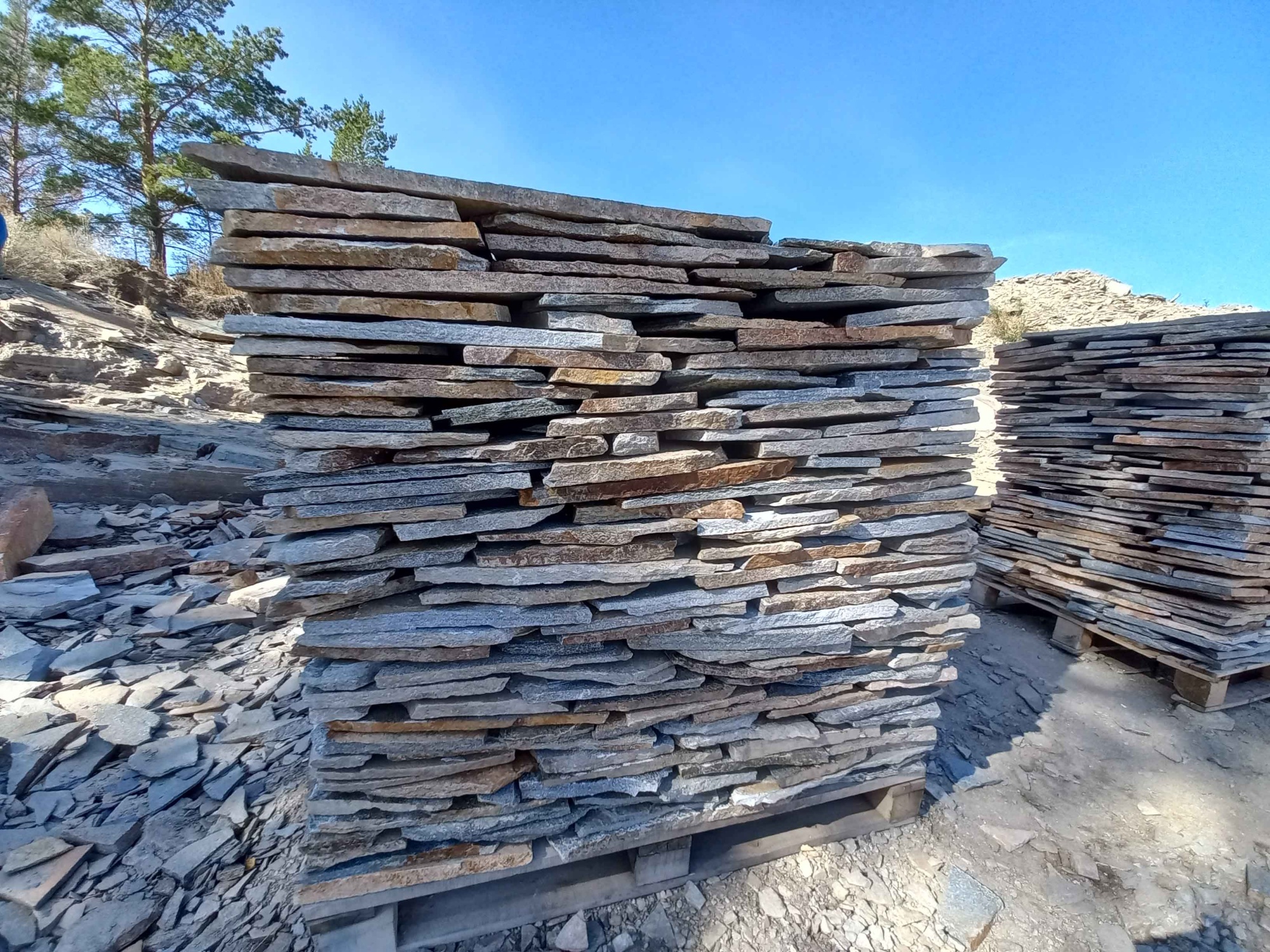 Плитняк златолит серебристый для фасада купить в Карабаше