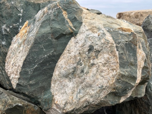 Гигантские зелёные валуны для ландшафтного дизайна весом более 5 тонн купить в Карабаше