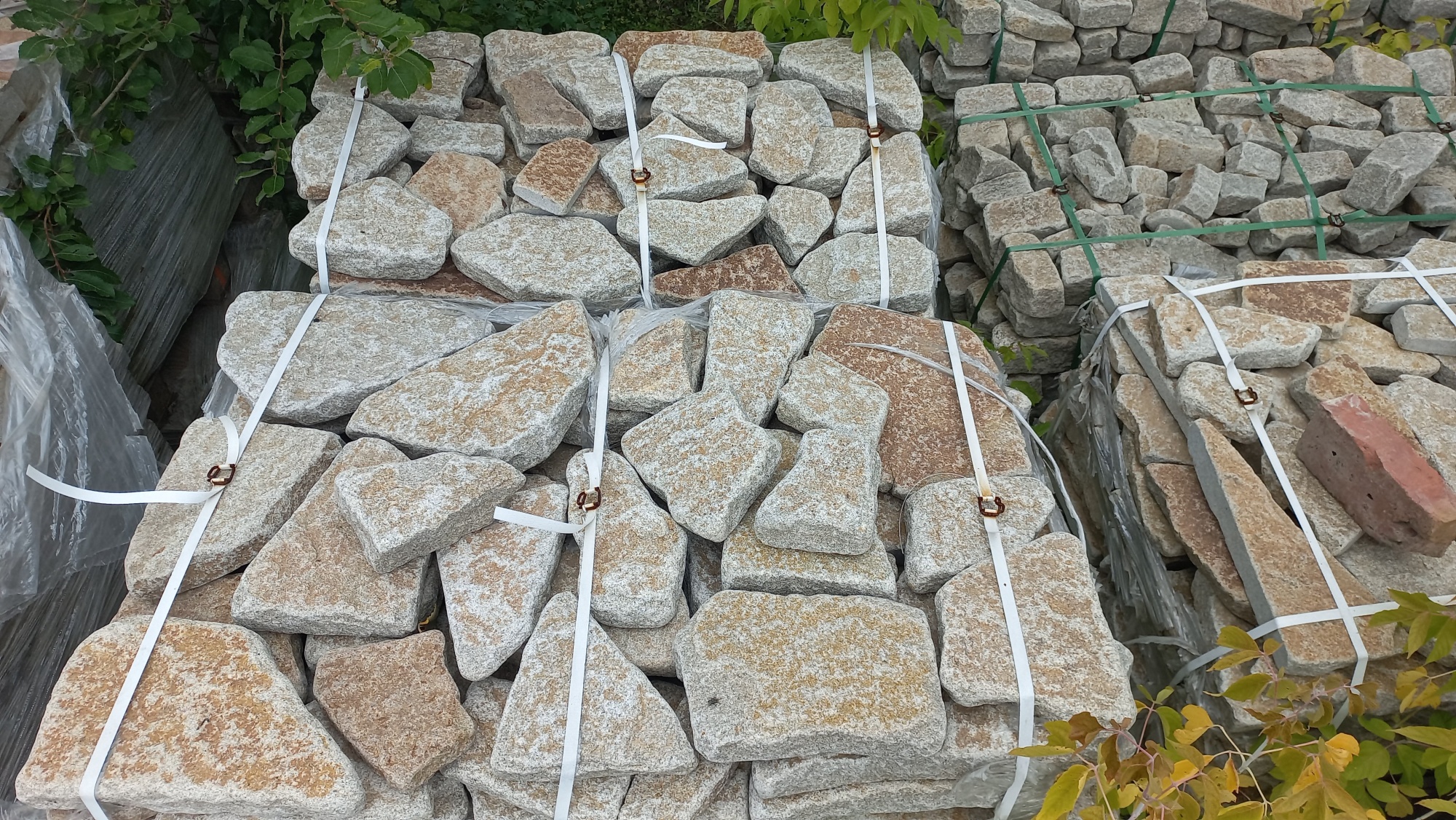 Гранитный плитняк галтованный для мощения купить в Карабаше