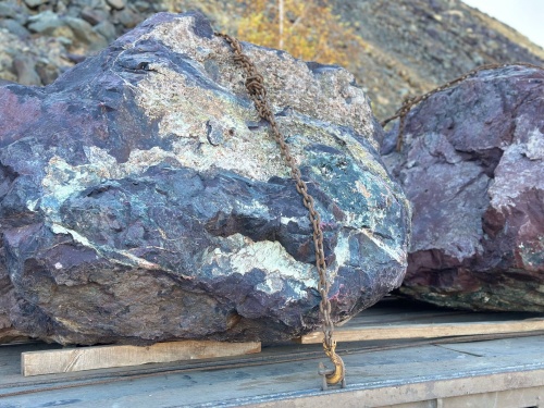 Огромные красно-фиолетовые валуны для ландшафтного дизайна весом более 5 тонн купить в Карабаше